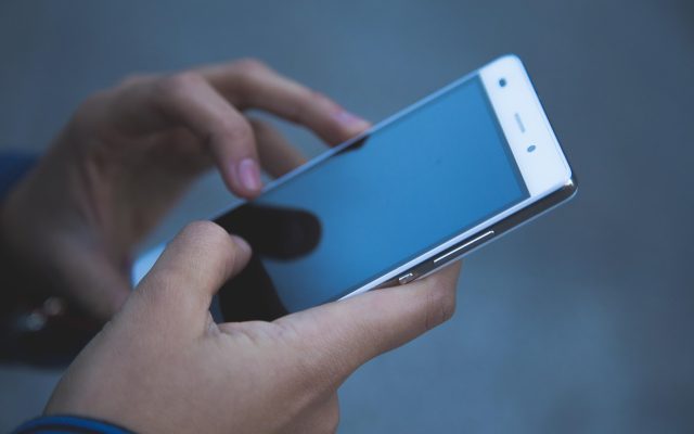 yihao168 使用教程直播预告封面图，深色背景上摆放着手机与笔记本，旁边有一盏暖色台灯，画面安静整洁
